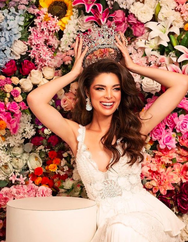 Sebelumnya ia dinobatkan sebagai Miss Teen Universe Paraguay 2015, dan ditempatkan sebagai 3rd Runner-up di Miss Teen Universe 2015. Foto: dok. Instagram/@nadiatferreira