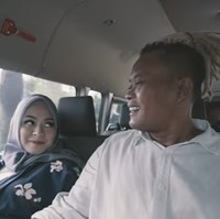 Bagi Nathalie, bayi laki-laki yang diberi nama Adzam Adriansyah Sutisna itu merupakan anak pertamanya. Sedangkan bagi Sule, Adzam adalah anak kelimanya. Walaupun bukan pertama kalinya menemani lahiran, namun Sule mengaku masih merasa panik. Foto: YouTube/SULE Channel