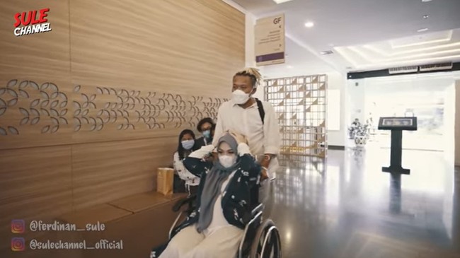 Selama proses melahirkan, Sule tampak setia menemani sang istri, Nathalie Holscher. Mulai dari mengantarnya ke dokter, mendorong kursi roda Nathalie saat di rumah sakit, hingga sang bayi lahir dengan selamat. Foto: YouTube/SULE Channel
