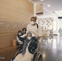 Selama proses melahirkan, Sule tampak setia menemani sang istri, Nathalie Holscher. Mulai dari mengantarnya ke dokter, mendorong kursi roda Nathalie saat di rumah sakit, hingga sang bayi lahir dengan selamat. Foto: YouTube/SULE Channel