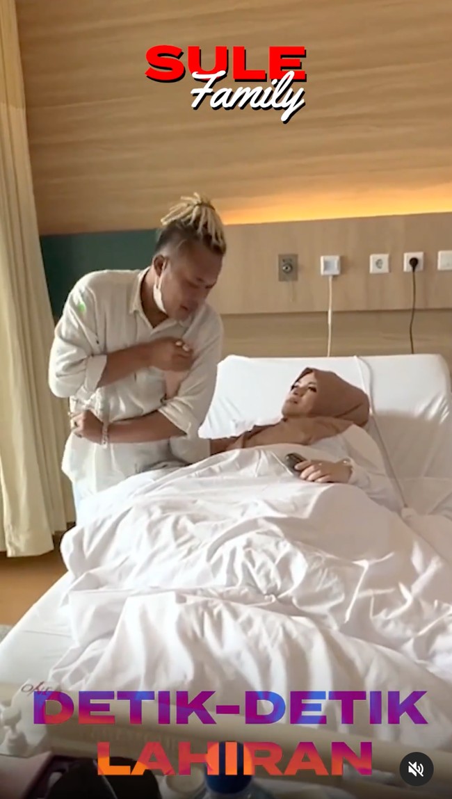 Sebagai seorang suami, Sule sangat sigap untuk menemani dan membantu keperluan Nathalie hingga istrinya itu melahirkan. Melalui Instagramnya, Nathalie pun mengungkapkan kebahagiaan yang dirasakannya. 11 Desember 2021. Alhamdulillah setelah sembilan bulan mengandung, akhirnya yang di nanti dan di tunggu telah lahir, putra kami Adzam Adriansyah Sutisna, terima kasih untuk semua anak anak, kakak adik, Saudara dan teman teman yang sudah ikut mendoakan  dan terima kasih untuk @nafaspertama yang sudah mendokumentasikan moment bahagia kami, tulisnya. Foto: Instagram/@nathalieholscher