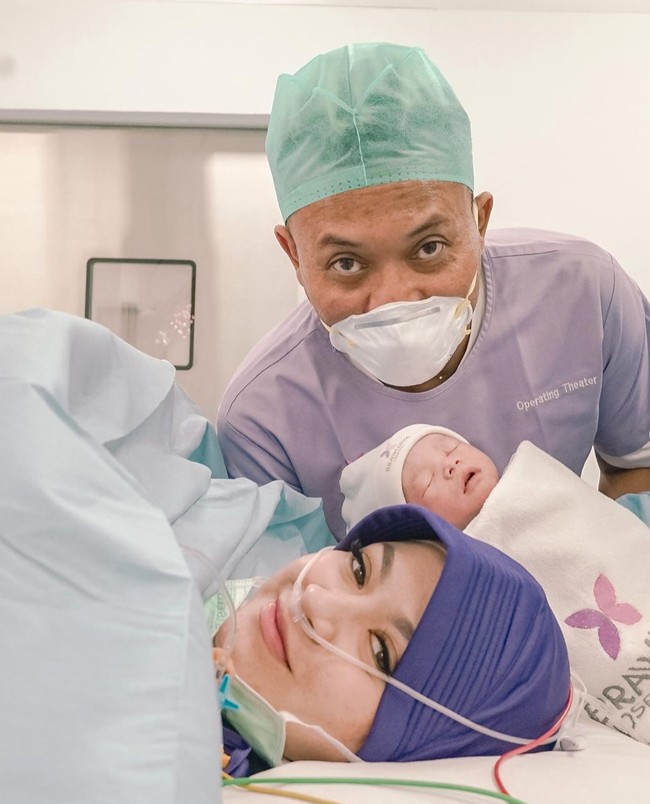 Nathalie Holscher diketahui melahirkan anak pertamanya melalui operasi caesar di Rumah Sakit Brawijaya, Kebayoran Baru, Jakarta Selatan. Kebahagiaan pun tampak jelas terpancar dari wajah Nathalie dan Sule menyambut kehadiran putra kecilnya itu. Foto: Instagram/@nathalieholscher