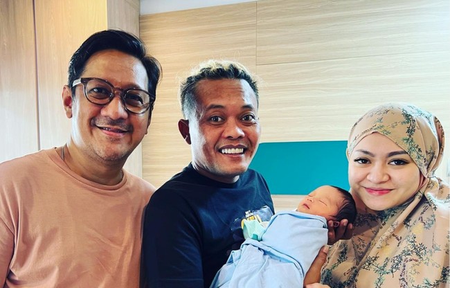 Beberapa rekan artis pun tampak berkunjung dan menengok baby Adzam. Salah satunya adalah Andre Taulany yang terlihat berfoto bersama Sule, Nathalie, dan baby Adzam yang baru lahir. Foto: Instagram/@nathalieholscher