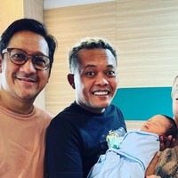 Beberapa rekan artis pun tampak berkunjung dan menengok baby Adzam. Salah satunya adalah Andre Taulany yang terlihat berfoto bersama Sule, Nathalie, dan baby Adzam yang baru lahir. Foto: Instagram/@nathalieholscher