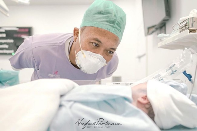 Selama proses persalinan pun Sule tampak setia mendampingi Nathalie hingga di ruang operasi. Setelah sang putra lahir, Sule pun seegra mengumandangkan adzan di telinga anaknya itu. Foto: Instagram/@nathalieholscher