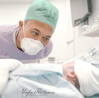 Selama proses persalinan pun Sule tampak setia mendampingi Nathalie hingga di ruang operasi. Setelah sang putra lahir, Sule pun seegra mengumandangkan adzan di telinga anaknya itu. Foto: Instagram/@nathalieholscher