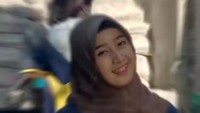 Dalam postingan foto dan video yang viral di media sosial, tampak Aini menggunakan topi dengan berpakaian lusuh serta dengan wajah ditutup kain tengah mengangkat satu sak semen.