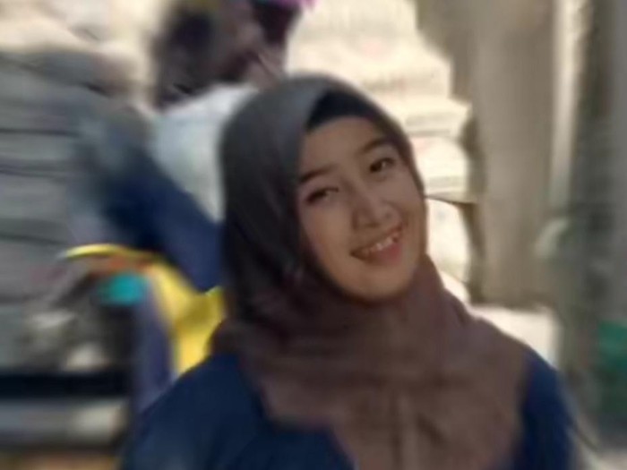 Nur Aini (21), mahasiswi UNM Makassar yang viral menjadi kuli semen di Kabupaten Pinrang. (dok. Istimewa) Nur Aini (21), mahasiswi UNM Makassar yang viral menjadi kuli semen di Kabupaten Pinrang. (dok. Istimewa)