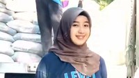 Pekerjaan sebagai kuli angkut semen telah dilakukan Aini sejak kelas 1 SMA karena ayah dan ibunya pun merupakan kuli angkat semen.