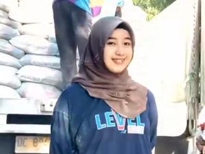 Mahasiswi di Sulsel Viral Jadi Kuli Angkut Semen Diupah Rp 600 Per Sak