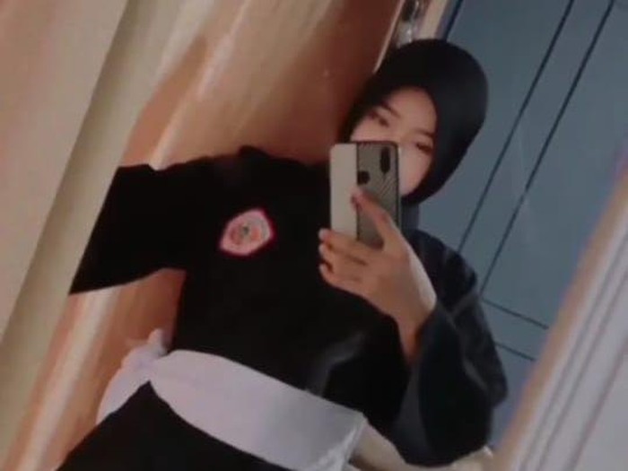 Nur Aini (21), mahasiswi UNM Makassar yang viral menjadi kuli semen di Kabupaten Pinrang. (dok. Istimewa)