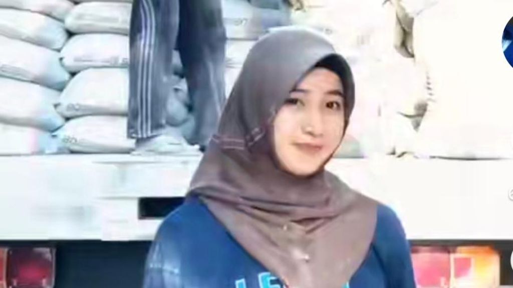 Jadi Buruh Panggul, Mahasiswi Cantik di Pinrang Dapat Beasiswa