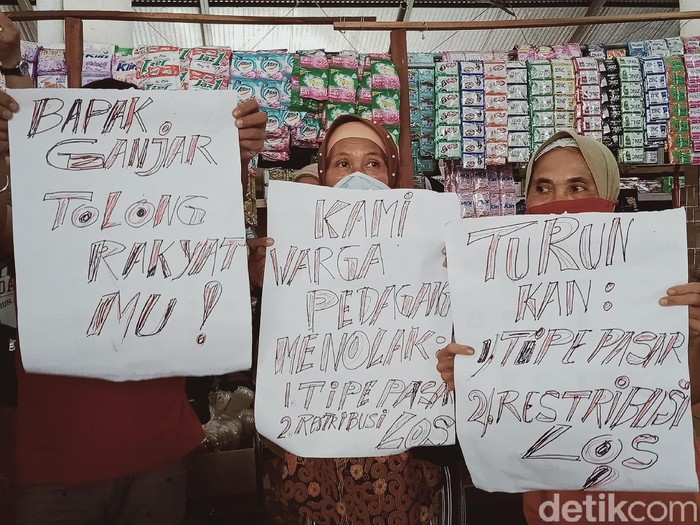 Pedagang Pasar Sidoarjo Klaten demo tolak kenaikan retribusi, Senin (13/12/2021).