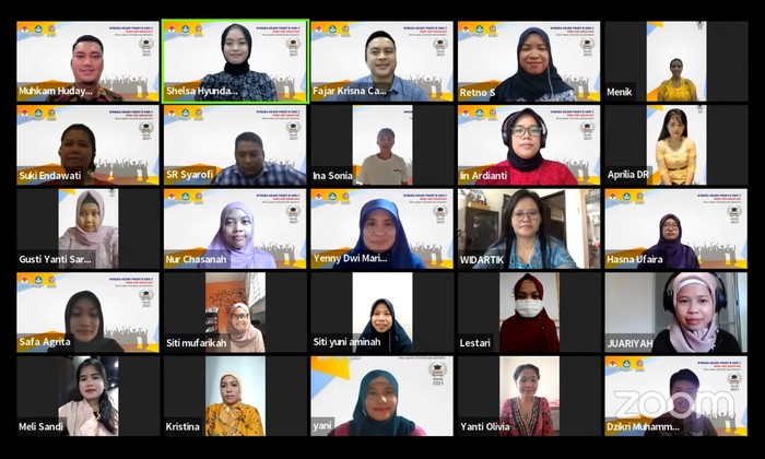 Pekerja migran Indonesia dalam wisuda Program Pendidikan Paket B dan Paket C di PKBM Singapura, Minggu (12/12/2021).