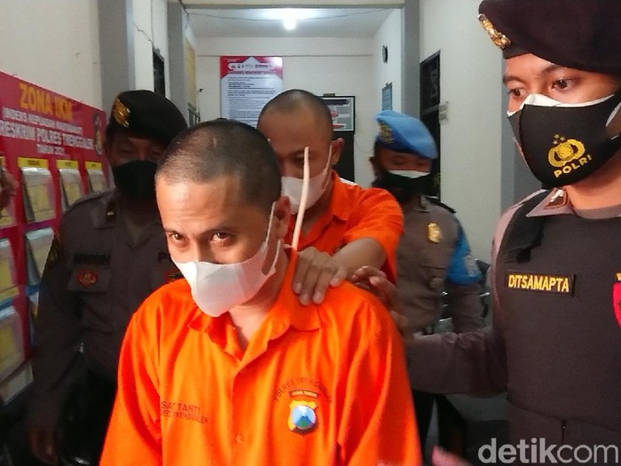 Dua pelaku pemerasan yang mengaku wartawan ditangkap di Trenggalek. Mereka meminta uang puluhan juta Rupiah agar kasus perselingkuhan korban tidak diberitakan.