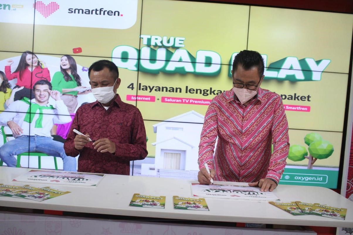 Penandatanganan MoU Smartfren & Moratel.