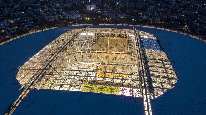 PENCAHAYAAN JAKARTA INTERNATIONAL STADIUM Suasana pencahayaan Jakarta International Stadium (JIS)  di Tanjung Priok, Jakarta, Sabtu (11/12/2021). JIS dirancang dengan tata cahaya sesuai standar FIFA, sehingga selain untuk pertandingan sepak bola juga siap untuk berbagai acara hiburan seperti konser musik, dan pembangunannya sudah mendekati 90 persen yakni 87,85 persen. ANTARA FOTO/Muhammad Adimaja/aww.