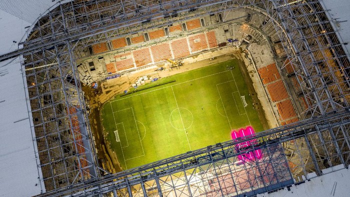 Suasana pencahayaan Jakarta International Stadium (JIS)  di Tanjung Priok, Jakarta, Sabtu (11/12/2021). JIS dirancang dengan tata cahaya sesuai standar FIFA, sehingga selain untuk pertandingan sepak bola juga siap untuk berbagai acara hiburan seperti konser musik, dan pembangunannya sudah mendekati 90 persen yakni 87,85 persen. ANTARA FOTO/Muhammad Adimaja/aww.