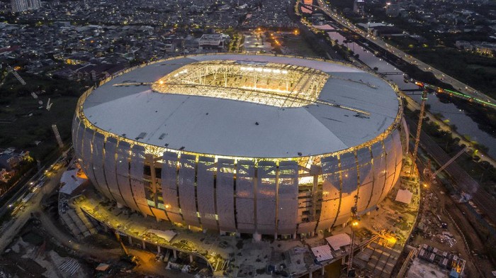Suasana pencahayaan Jakarta International Stadium (JIS)  di Tanjung Priok, Jakarta, Sabtu (11/12/2021). JIS dirancang dengan tata cahaya sesuai standar FIFA, sehingga selain untuk pertandingan sepak bola juga siap untuk berbagai acara hiburan seperti konser musik, dan pembangunannya sudah mendekati 90 persen yakni 87,85 persen. ANTARA FOTO/Muhammad Adimaja/aww.
