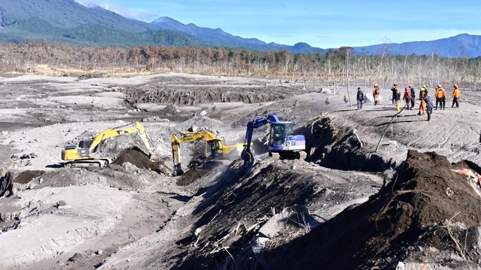 Pencarian Korban Letusan Semeru Masih Berlanjut Petugas SAR menggunakan alat berat melakukan pencarian korban di kawasan lintasan awan panas Gunung Semeru di Curah Koboan, Pronojiwo, Lumajang, Jawa Timur, Senin (13/12/2021). Tim SAR memfokuskan pencarian di tiga sektor untuk mencari 9 warga yang belum dimetemukan. ANTARA FOTO/Budi Candra Setya/YU