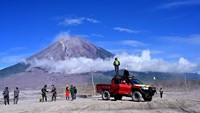 Prajurit TNI melakukan pencarian korban di kawasan lintasan awan panas Gunung Semeru di Curah Koboan, Pronojiwo, Lumajang, Jawa Timur.