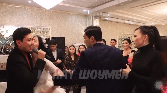 Pengantin wanita cium mc Aksi pengantin wanita cium MC di pernikahannya