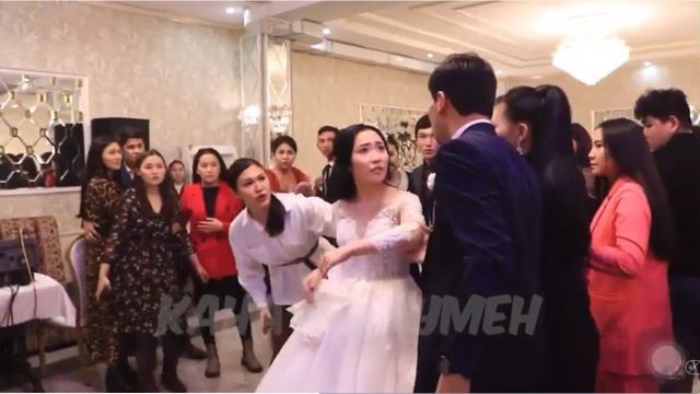 Aksi pengantin wanita cium MC di pernikahannya