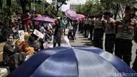 Diketahui, sekitar ratusan pengungsi Afghanistan ikut serta dalam aksi tersebut.