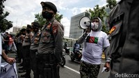 Dalam aksinya mereka meminta bantuan soal kejelasan status penempatan.