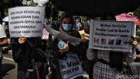 Mereka juga menuntut dan mendesak UNHCR untuk menyelesaikan proses permukiman kembali yang berkepanjangan di Indonesia di tengah krisis yang sedang berlangsung di Afghanistan.
