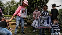 Tak hanya orang dewasa, tampak pula sejumlah anak ikut serta dalam aksi di depan Gedung Kedutaan Besar Amerika Serikat tersebut.