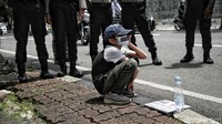 Para pencari suaka ini pun hidup di tengah keterbatasan dan ketidakpastian akan nasib mereka sembari menunggu kejelasan status penempatan untuk memulai kehidupan yang baru.