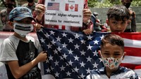 Sejumlah pengungsi Afghanistan menggelar aksi di depan Gedung Kedutaan Besar Amerika Serikat, Jakarta, Senin (13/12/2021).