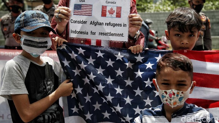 Pengungsi Afghanistan Ramai-ramai Datangi Kedubes AS, Ada Apa? Ratusan pengungsi Afghanistan gelar aksi di depan Gedung Kedutaan Besar Amerika Serikat. Dalam aksinya mereka meminta bantuan soal kejelasan status penempatan.