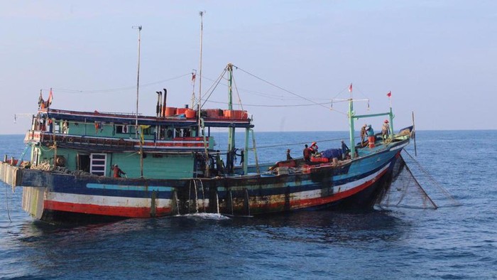 Kementerian Kelautan dan Perikanan (KKP) terus memberantas kapal maling ikan baik kapal lokal maupun asing. Ada puluhan kapal dan ratusan ABK yang ditindak.