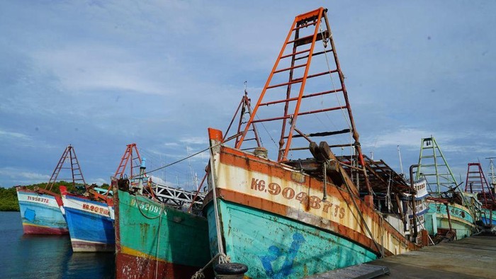 Kementerian Kelautan dan Perikanan (KKP) terus memberantas kapal maling ikan baik kapal lokal maupun asing. Ada puluhan kapal dan ratusan ABK yang ditindak.