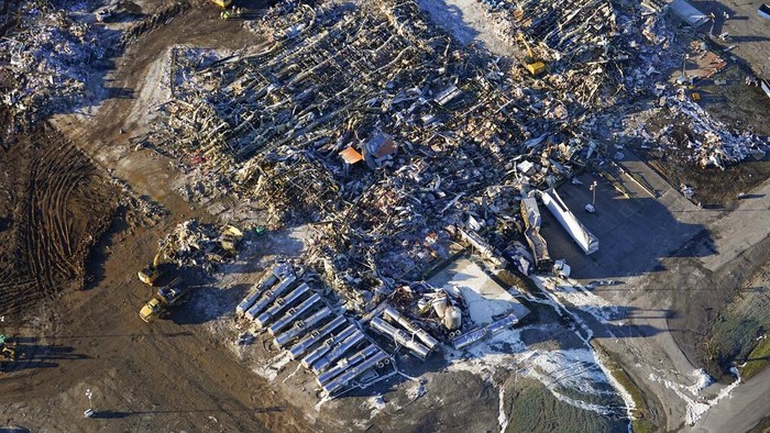 Kawasan Kentucky, AS, porak poranda usai diterjang tornado dahsyat. Tak hanya menghancurkan rumah, tornado dahsyat itu juga menewaskan sedikitnya puluhan orang.