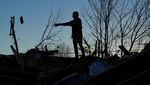 Pilu Warga Kentucky Kehilangan Rumah-Keluarga Usai Diterjang Tornado