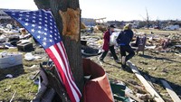 Tak hanya melakukan pencarian korban, upaya pembersihan area terdampak bencana pun terus dilakukan di kawasan Kentucky, Amerika Serikat. AP Photo/Mark Humphrey. 