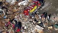 Tampak alat berat turut dikerahkan untuk membersihkan area terdampak bencana tornado di kawasan Kentucky, AS. AP Photo/Gerald Herbert.