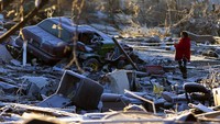 Sementara itu, terkait dampak kerusakan akibat tornado dahsyat, Gubernur Kentucky, Andy Beshear mengatakan bahwa sebagian besar kehancuran berpusat di wilayah Graves County, termasuk kota Mayfield. Dia menambahkan bahwa badai ini adalah peristiwa tornado paling parah dalam sejarah Kentucky. AP Photo/Michael Clubb.