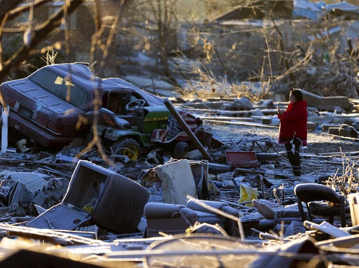 Kawasan Kentucky, AS, porak poranda usai diterjang tornado dahsyat. Tak hanya menghancurkan rumah, tornado dahsyat itu juga menewaskan sedikitnya puluhan orang.