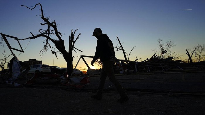 Pilu Warga Kentucky Kehilangan Rumah-Keluarga Usai Diterjang Tornado Kawasan Kentucky, AS, porak poranda usai diterjang tornado dahsyat. Tak hanya menghancurkan rumah, tornado dahsyat itu juga menewaskan sedikitnya puluhan orang.