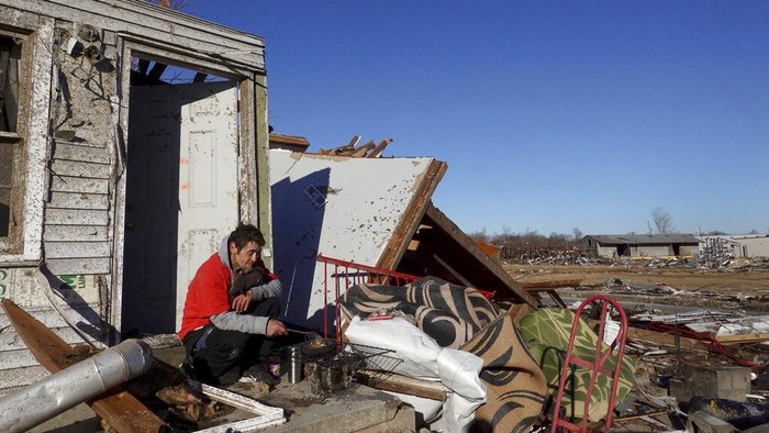 Kawasan Kentucky, AS, porak poranda usai diterjang tornado dahsyat. Tak hanya menghancurkan rumah, tornado dahsyat itu juga menewaskan sedikitnya puluhan orang.