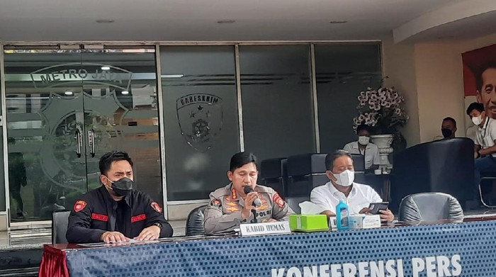 Polda Metro Jaya merilis kasus pembunuhan pria tunawicara di Kemayoran, Jakpus