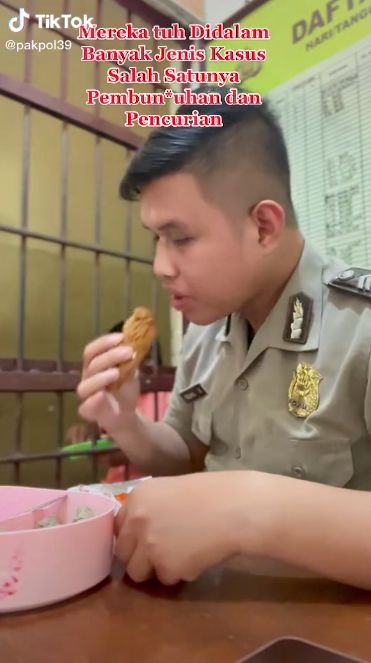 Aksi Polisi Berbagi Makanan ke Tahanan Penjara Ini Bikin Terharu