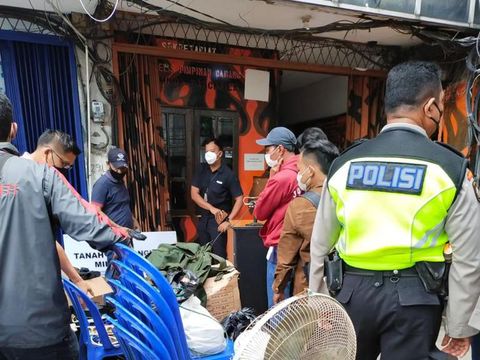 Polisi segel bangunan yang dikuasai oleh ormas FBR dan Pemuda Pancasila