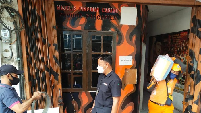 Polisi segel bangunan yang dikuasai oleh ormas FBR dan Pemuda Pancasila