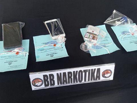 Barang bukti yang disita polisi dari Bobby Joseph terkait kasus narkoba.