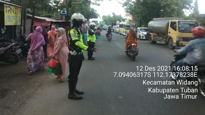 Sempat terjadi penumpukan kendaraan di Jalan Raya Widang, Tuban, mulai siang hingga sore. Sebab, ada acara di rumah Gus Bed.